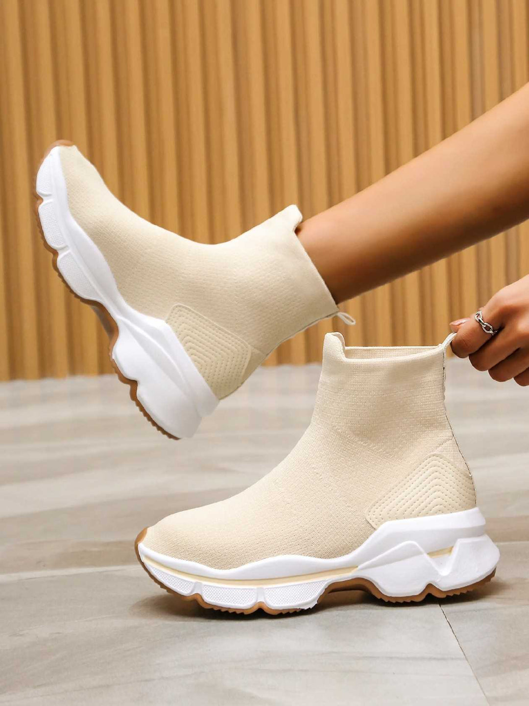 Beige spalvos kedukai ALICE