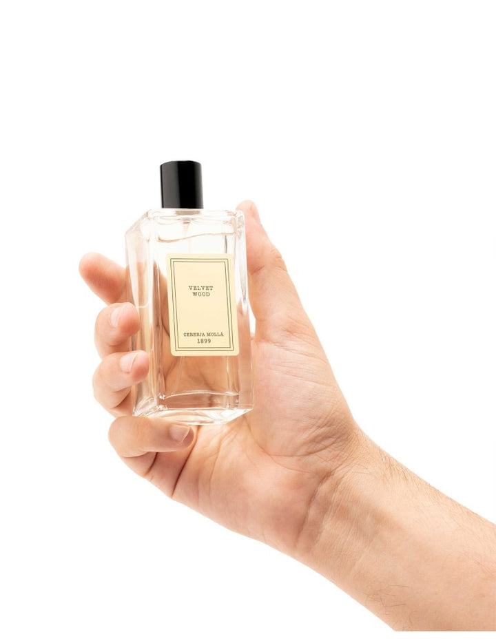 CERERIA MOLLA purškiklis ir kūno dulksna „Velvet wood“ 100 ml.